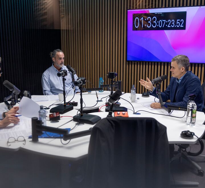 Stay Ahead guests in podcaststudio